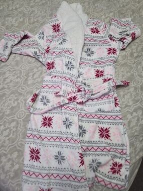 Ardene Pink, Gray & White Snowflake Plush Fleece Robe